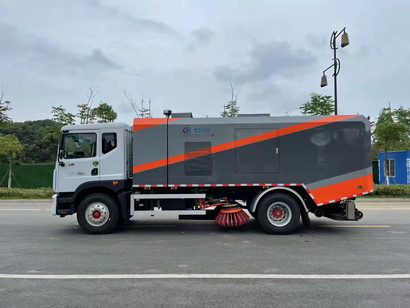 東風D9后置滾掃干濕兩用銑刨吸塵車